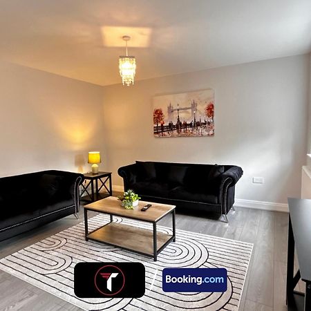 Spacious 4 Bedroom By Tara Stays Short Lets & Serviced Accommodation Aldershot With Free Wifi & Garden Ngoại thất bức ảnh