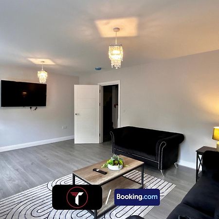 Spacious 4 Bedroom By Tara Stays Short Lets & Serviced Accommodation Aldershot With Free Wifi & Garden Ngoại thất bức ảnh
