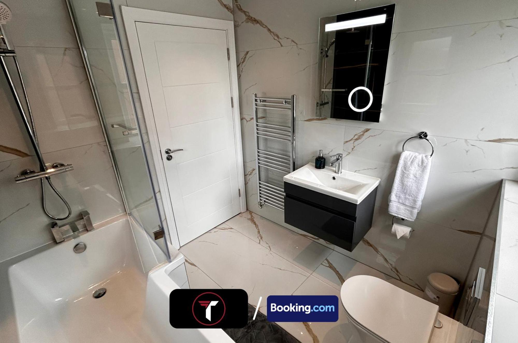 Spacious 4 Bedroom By Tara Stays Short Lets & Serviced Accommodation Aldershot With Free Wifi & Garden Ngoại thất bức ảnh