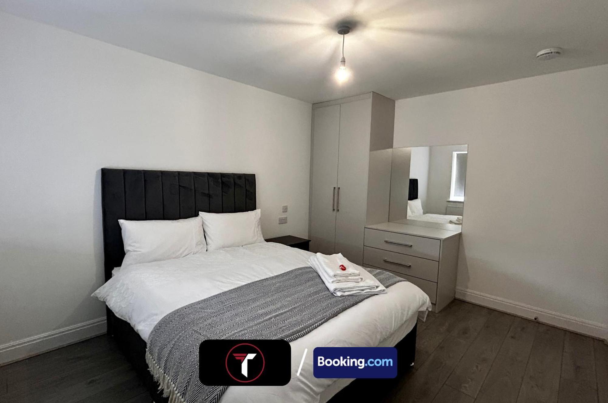 Spacious 4 Bedroom By Tara Stays Short Lets & Serviced Accommodation Aldershot With Free Wifi & Garden Ngoại thất bức ảnh