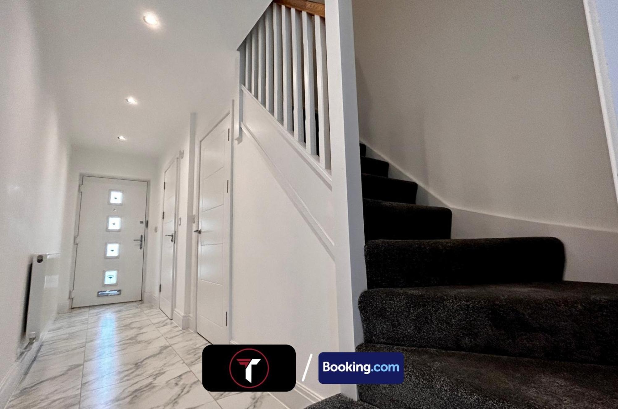 Spacious 4 Bedroom By Tara Stays Short Lets & Serviced Accommodation Aldershot With Free Wifi & Garden Ngoại thất bức ảnh