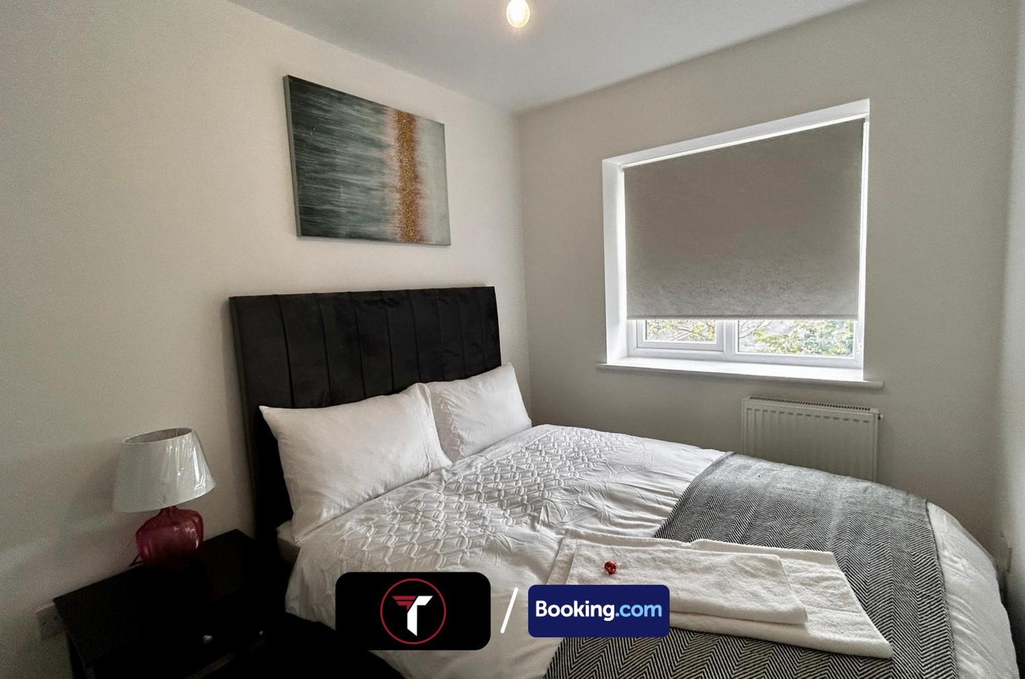 Spacious 4 Bedroom By Tara Stays Short Lets & Serviced Accommodation Aldershot With Free Wifi & Garden Ngoại thất bức ảnh