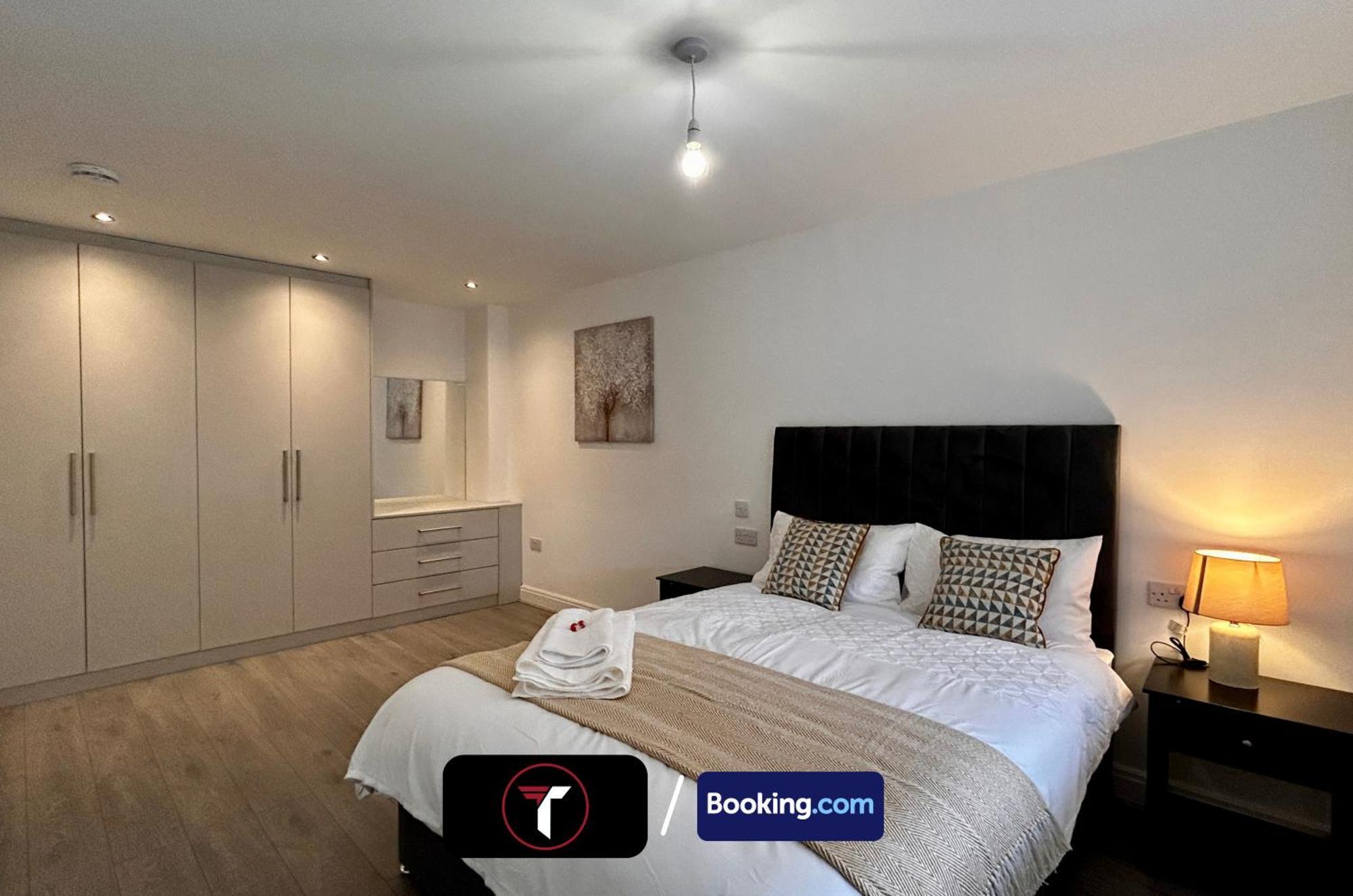 Spacious 4 Bedroom By Tara Stays Short Lets & Serviced Accommodation Aldershot With Free Wifi & Garden Ngoại thất bức ảnh