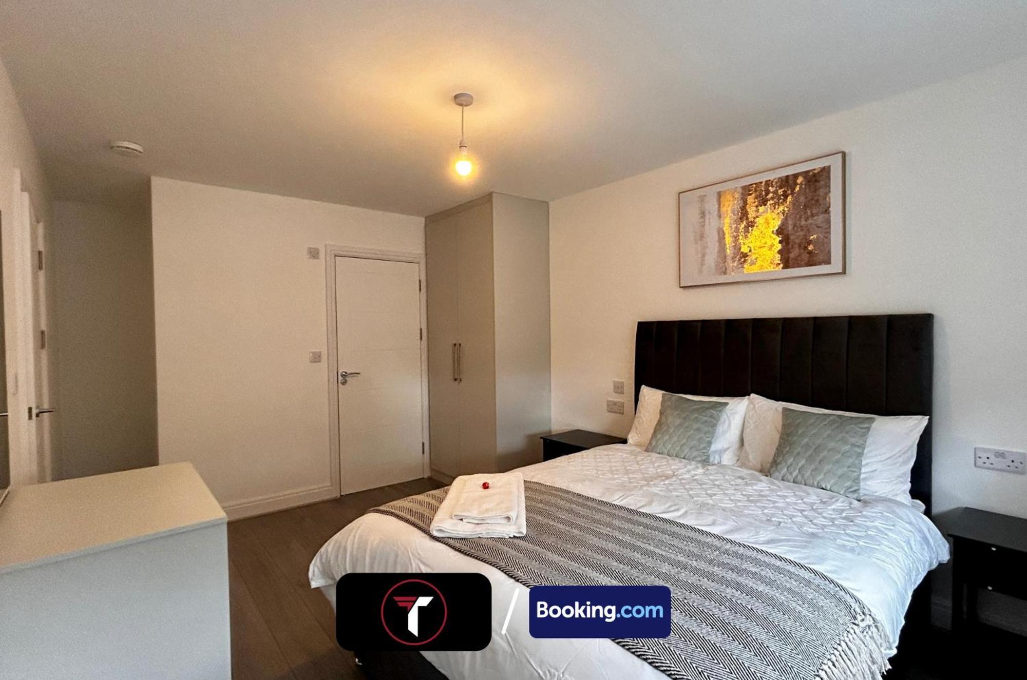 Spacious 4 Bedroom By Tara Stays Short Lets & Serviced Accommodation Aldershot With Free Wifi & Garden Ngoại thất bức ảnh